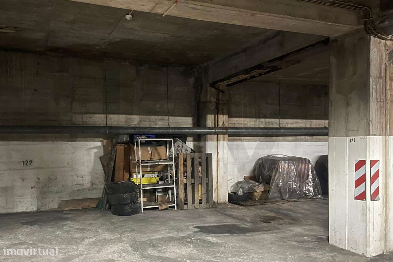 Lugar de garagem junto à Avenida Bombeiros Voluntários de Algés - Grande imagem: 4/13