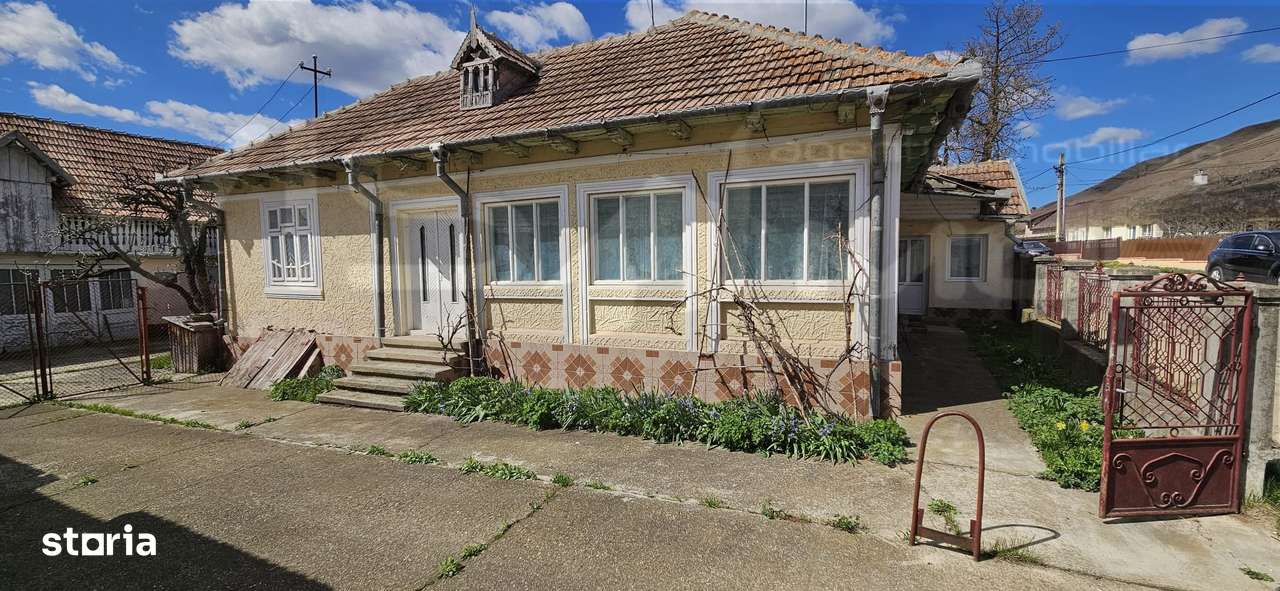 Casă de vânzare la cca.10 km de Onești - Com. Tg. Trotuș-0