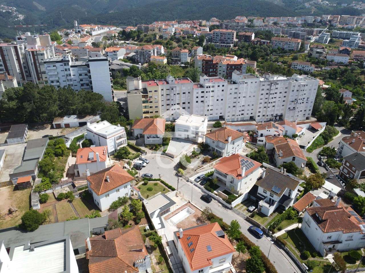 Moradia totalmente remodelada com 6 apartamentos T2 junto à Dias da Si-33
