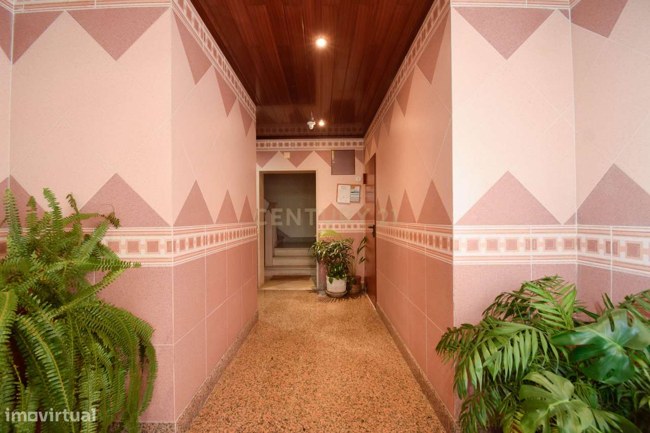 T2 Remodelado como Novo | Elevador | Arrecadação | Varanda Fechada | L - Grande imagem: 3/23