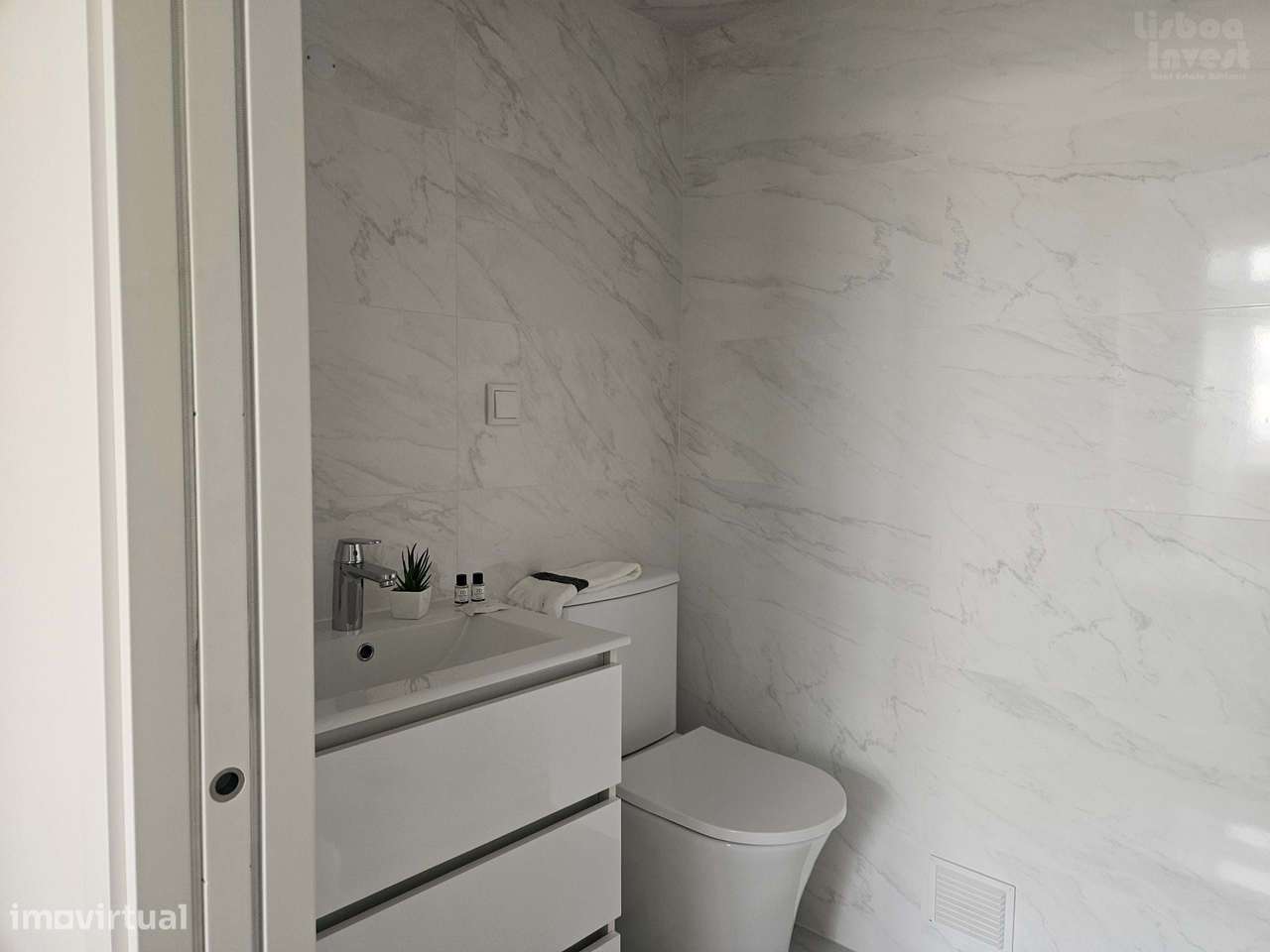 Apartamento T3 Novo com Varanda em Benfica-10