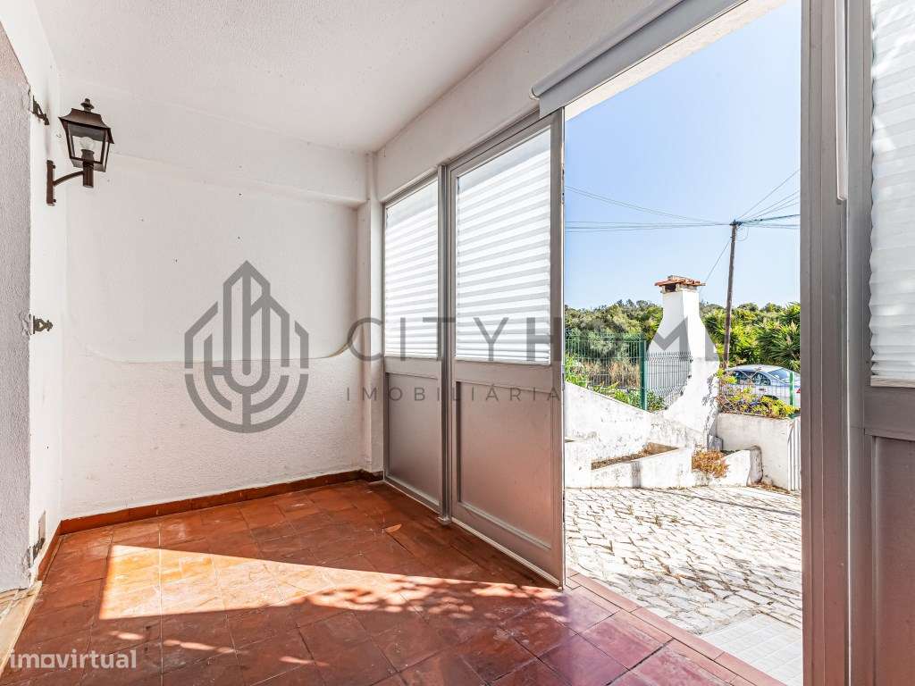 Moradia T2 +1 com garagem e espaço exterior-17