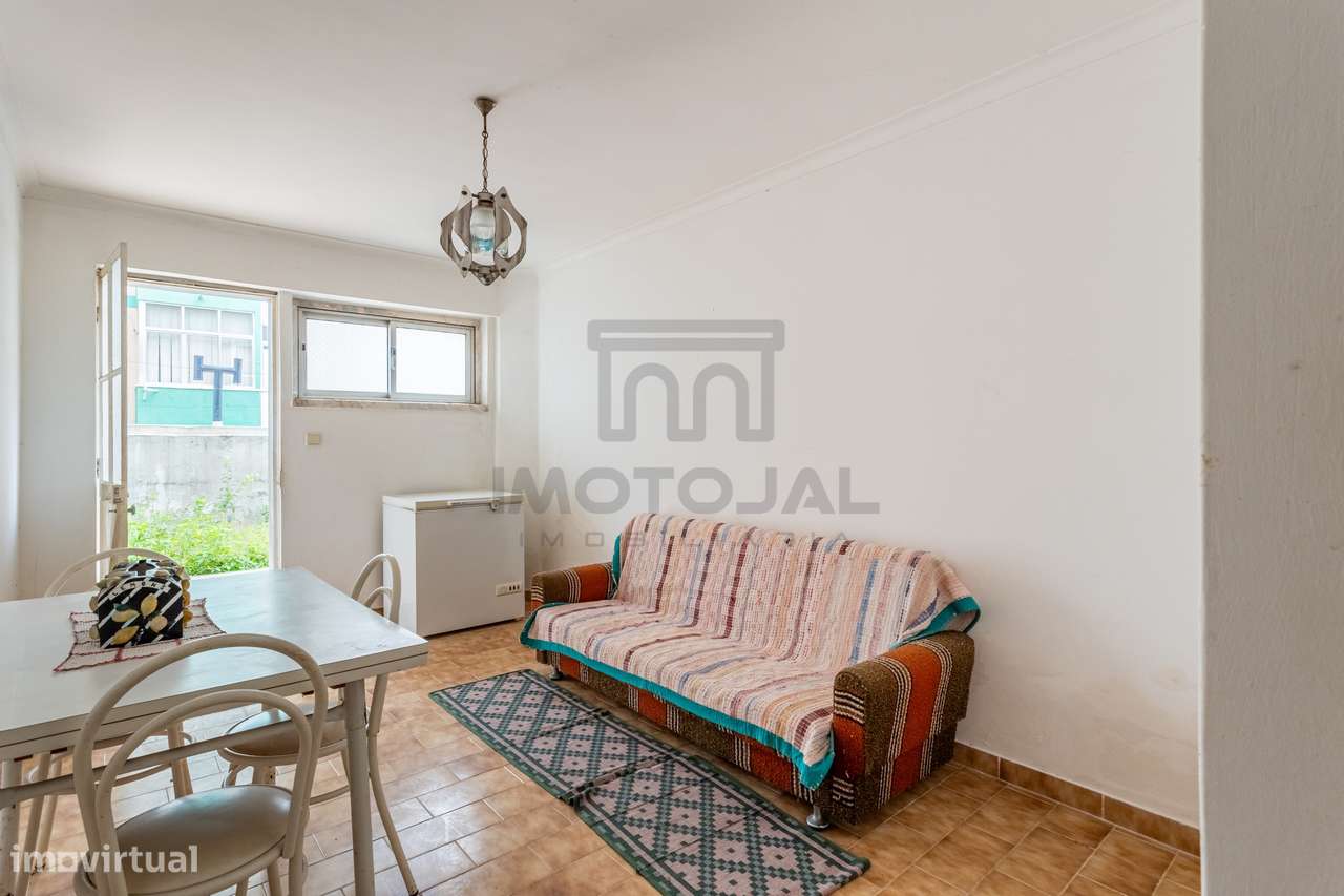 APARTAMENTO T2 (R/C) + POTENCIAL T0 INDEPENDENTE (CV) + QUINTAL-14