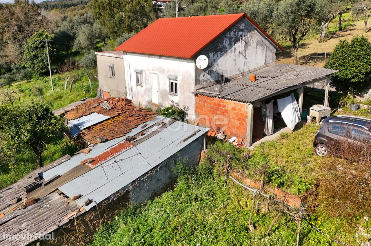 Moradia T2+1 com Anexos e Terreno localizada em Figueiró dos Vinhos