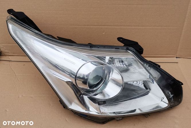 Reflektor prawy Lampa prawa Toyota Avensis T27 2008- - 1