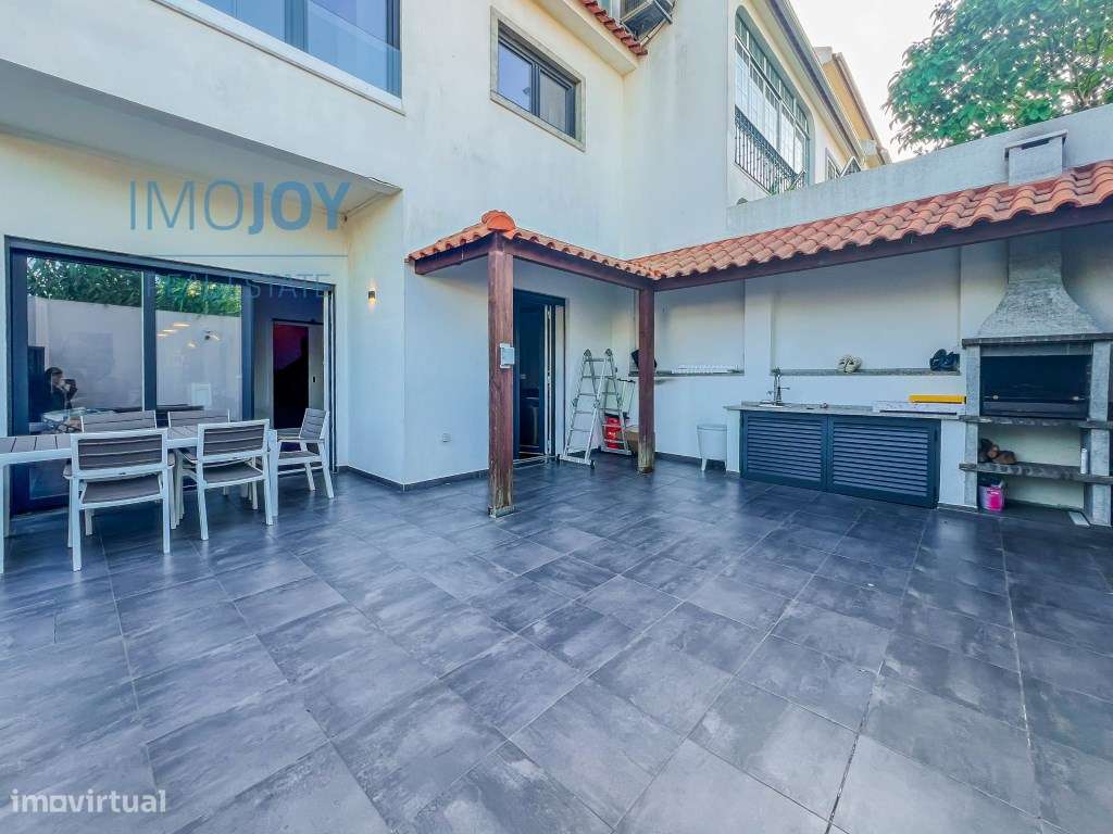 Moradia T4 de Linhas Modernas com Piscina em Algueirão - Grande imagem: 4/54