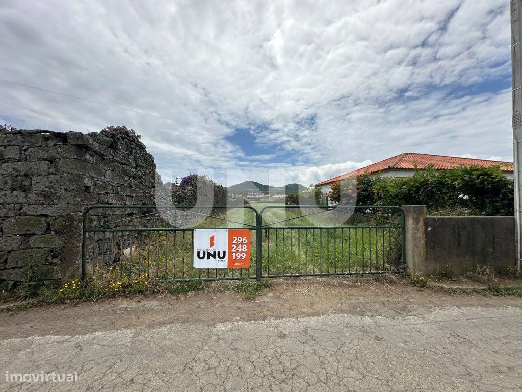 Prédio Misto no Pico da Pedra - Grande imagem: 1/12