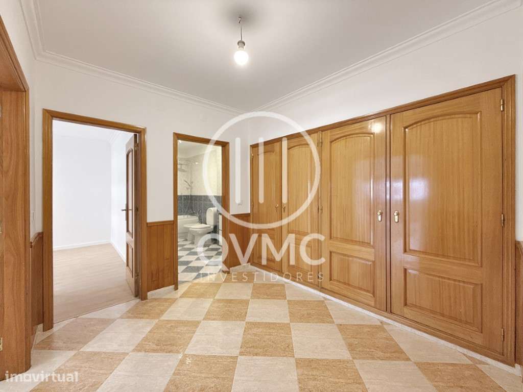 Apartamento T1 na Cavaleira com parqueamento e varanda-5