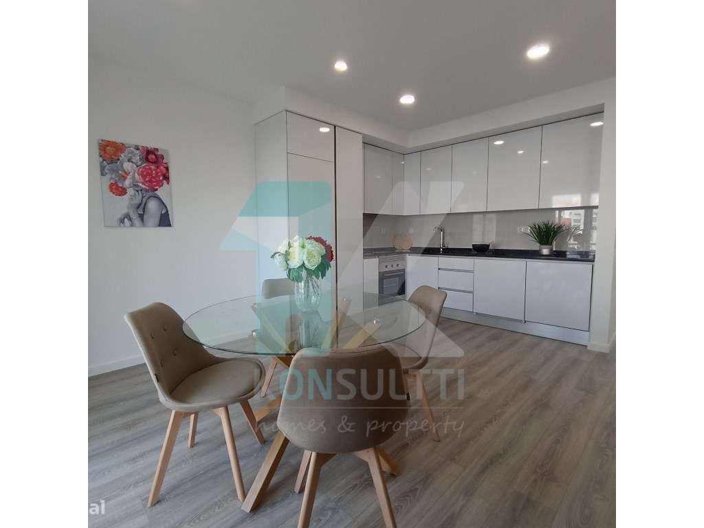 Apartamento T3 c/ varanda e garagem totalmente remodelado - Benfica - Grande imagem: 2/14