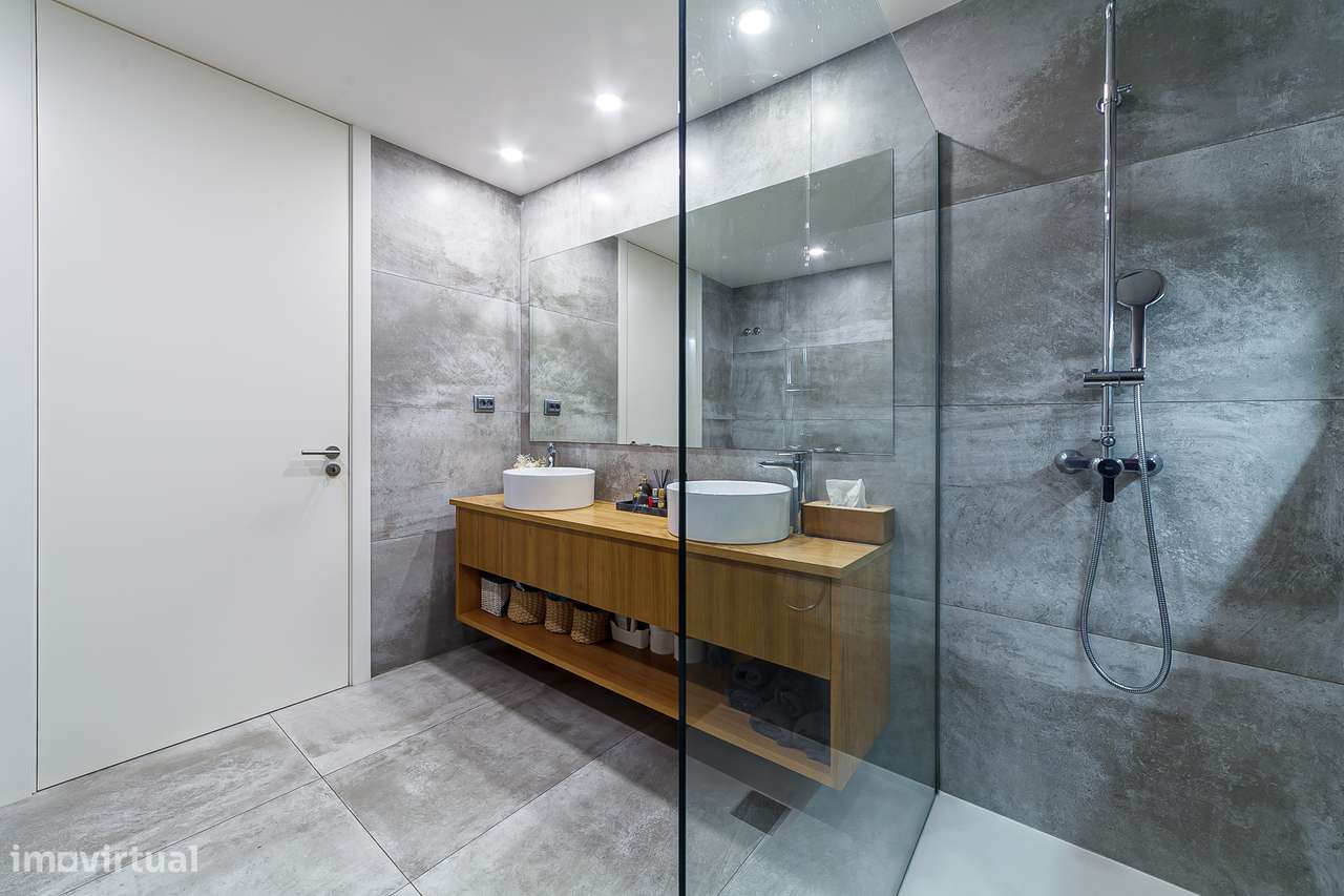 Exclusivo apartamento T3+1 seminovo, com 190m2, três frentes e box-26