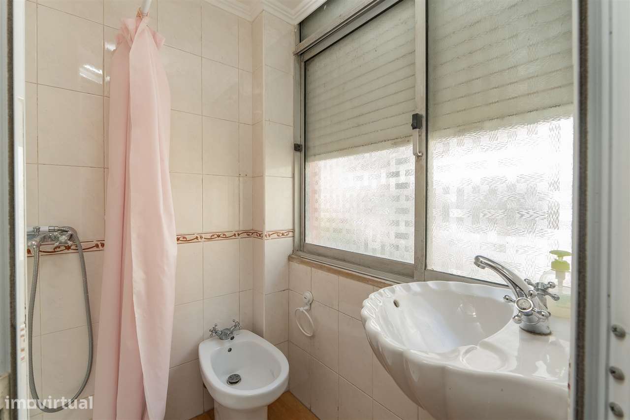 Apartamento T3 em Arroios – Charme clássico no coração de Lisboa-21