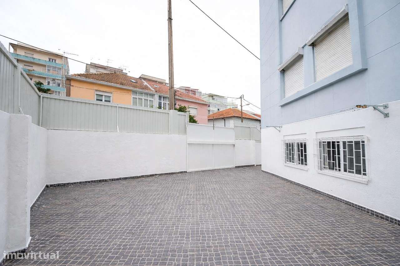 T2 com logradouro e entrada independente no Laranjeiro - Almada-0