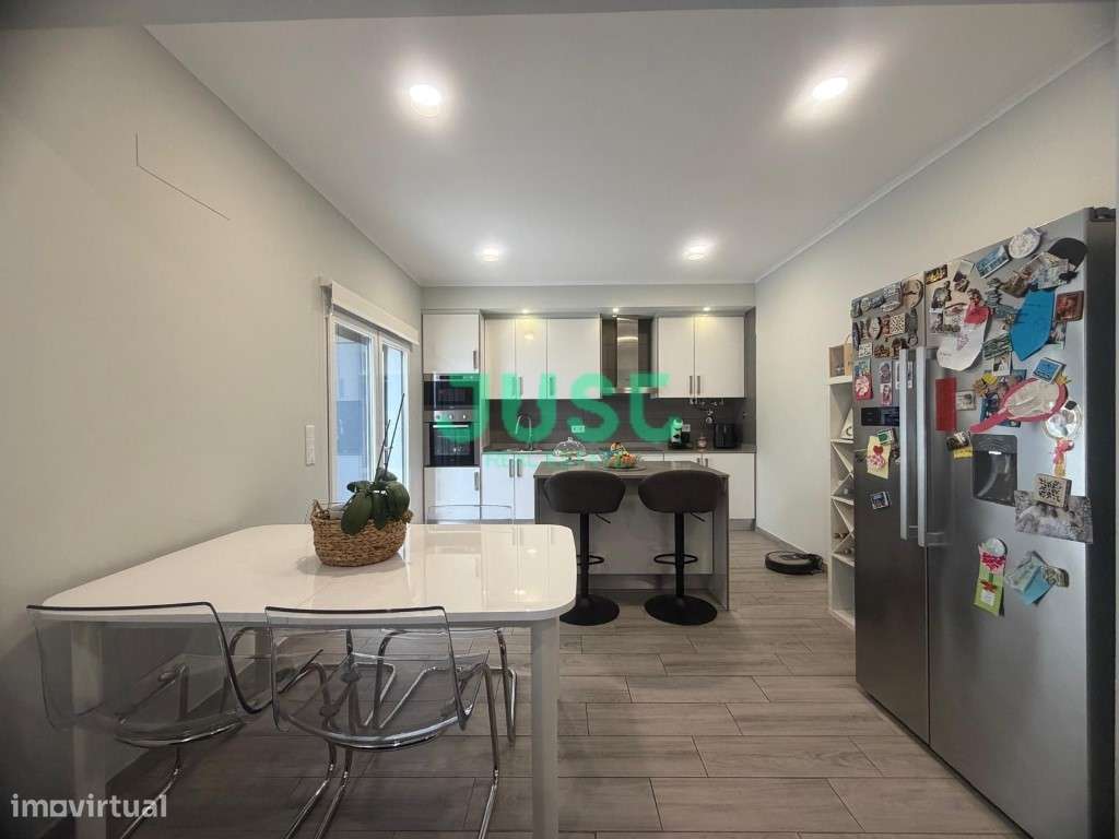 Moradia isolada, T3, seminova com garagem e piscina na Quinta do Conde-27