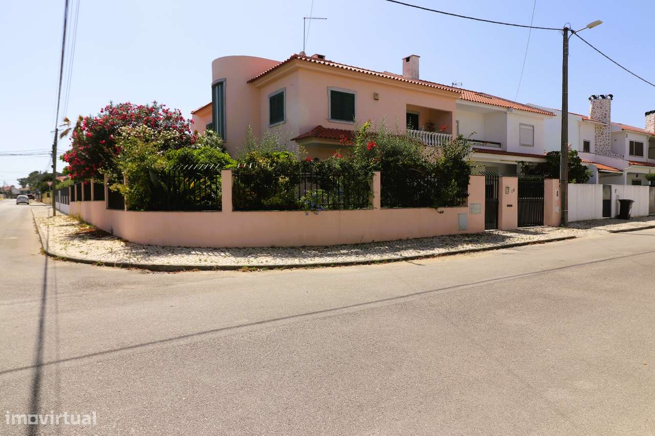 Moradia T4 com Piscina, Cave Ampla-0