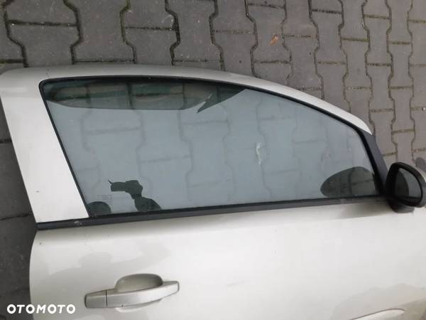 szyba drzwi prawa przód przednia OPEL CORSA D 3D 2008 - 1