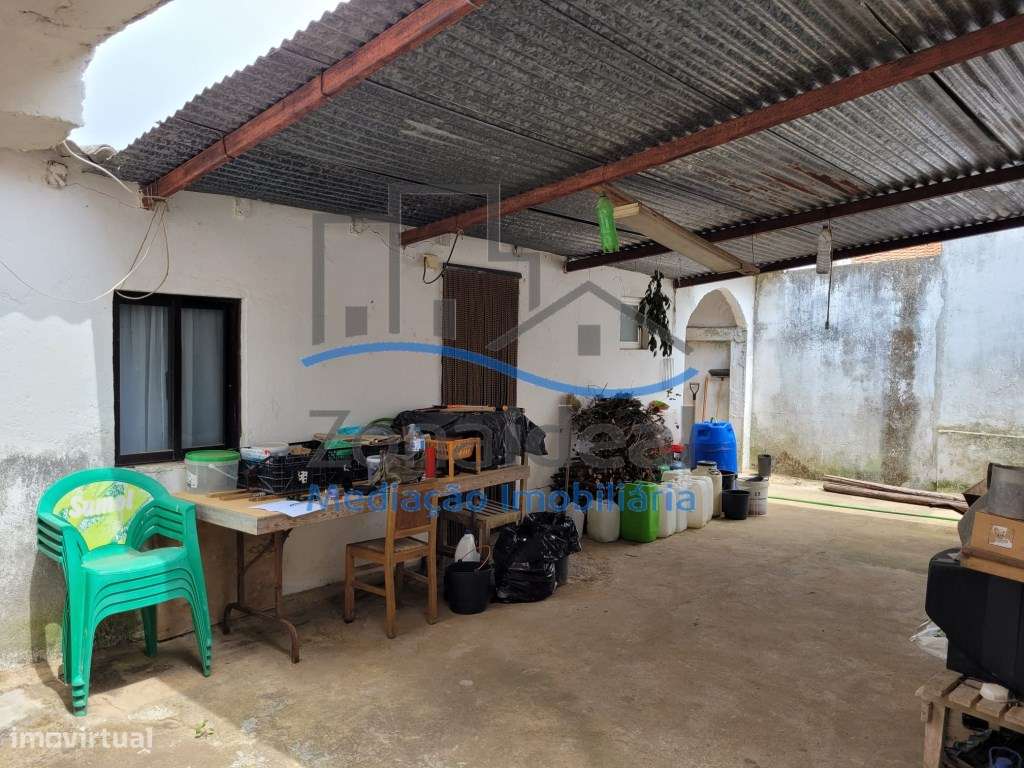 Moradia com quintal e terreno, localizada em Estribeiro, Abrigada, ...-13