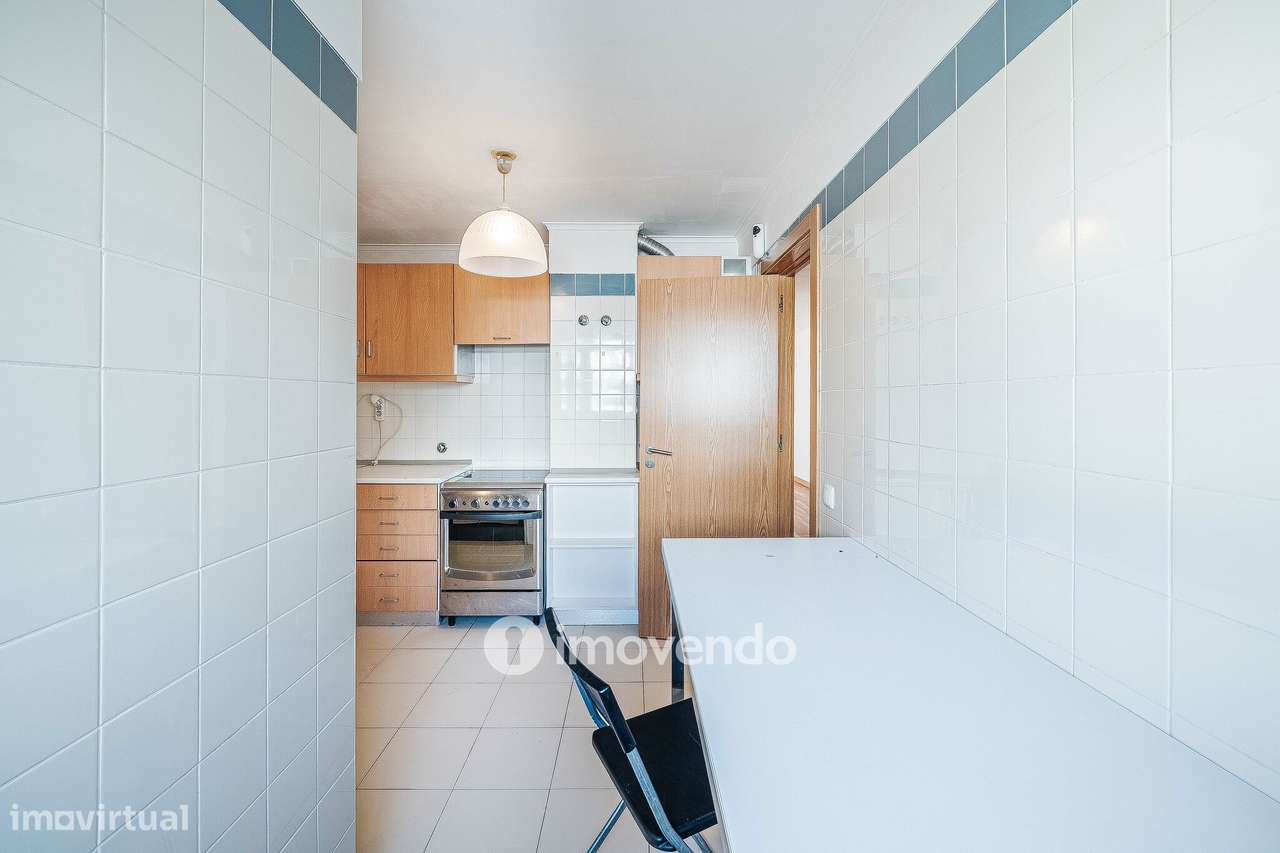 Apartamento T2 com cozinha equipada e estacionamento, na Ameixoeira-12