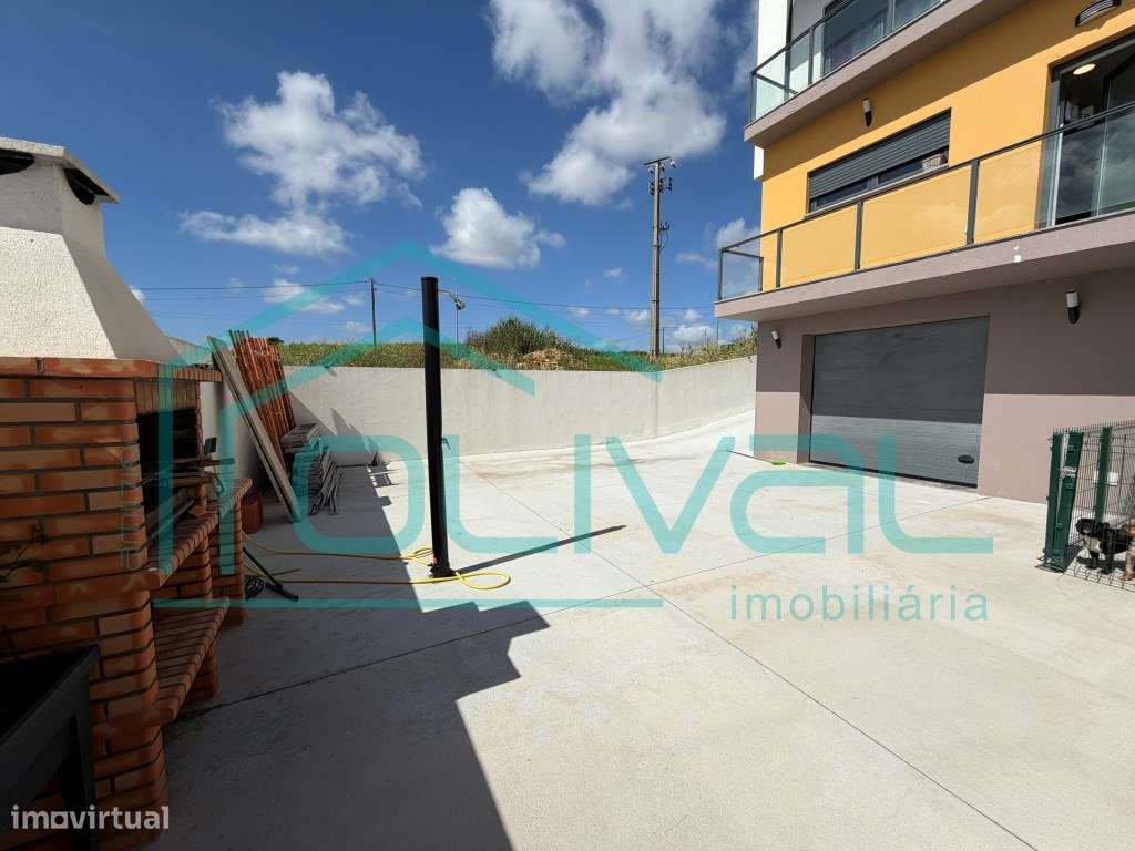 Moradia de Rês do Chão e primeiro andar com garagem na Cave e Logra...-48