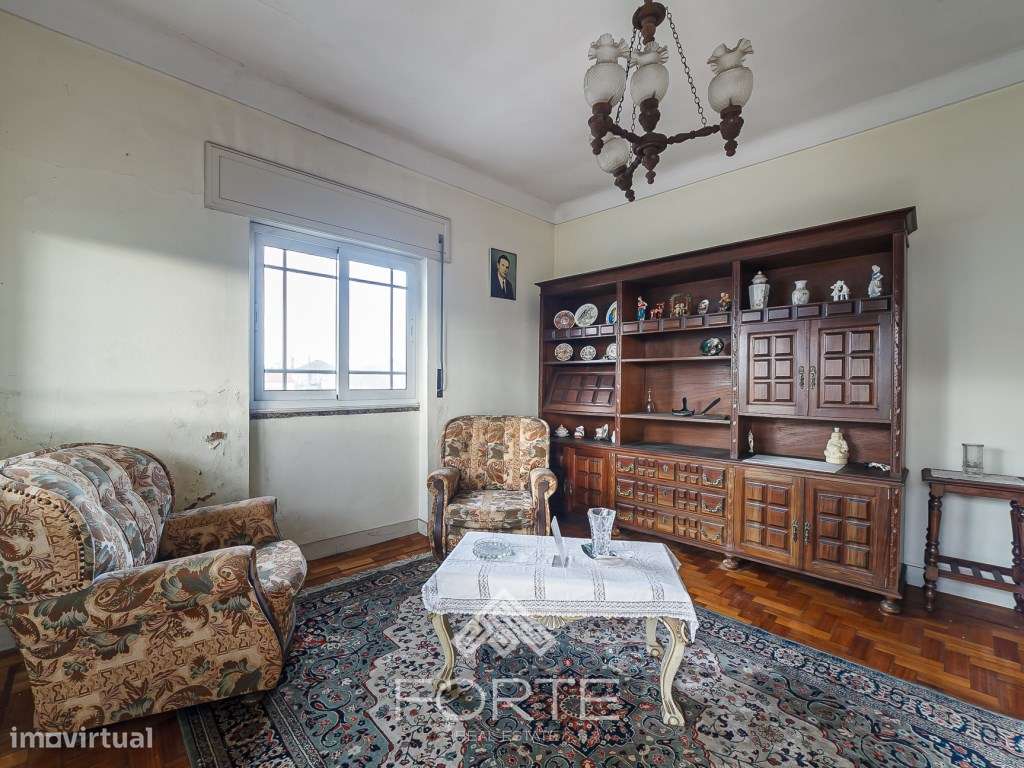 Moradia com pavilhões industriais e terreno - Grande imagem: 5/26