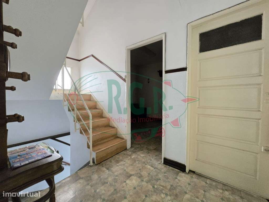 INVESTIMENTO - T5 Entrada Independente | Garagem | Peq. Quintal | C...-25