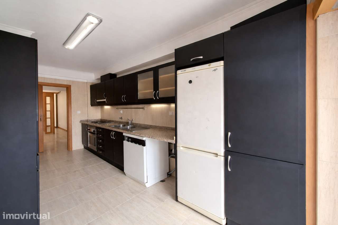 T2 com arrecadação e elevador Feijó, Almada-0