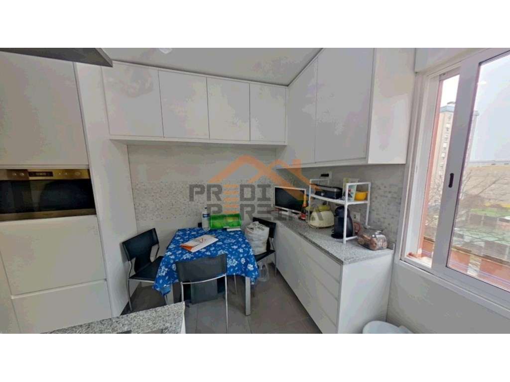 Situado na Encarnação, T3 remodelado em edifício com elevador. - Grande imagem: 5/23