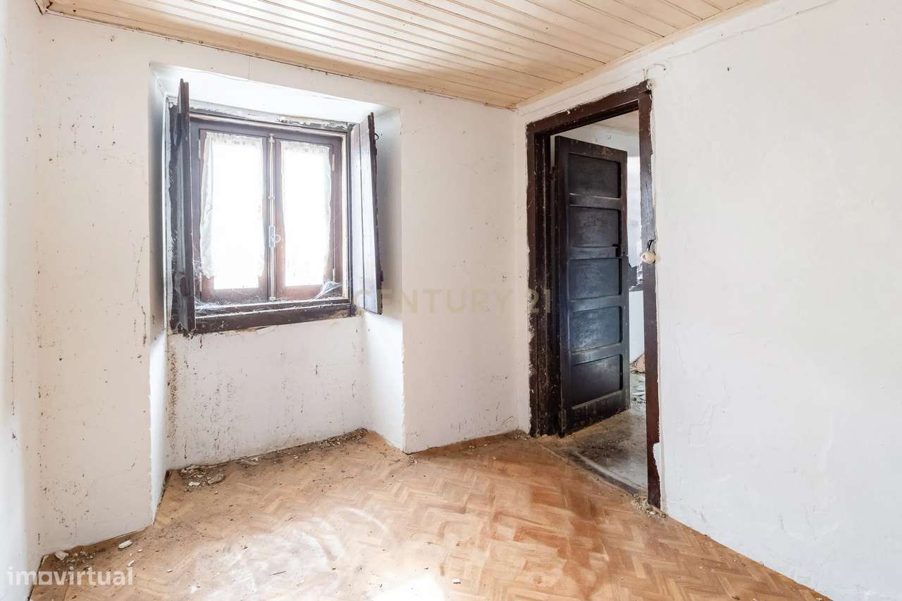 Moradia em ruína, dentro das muralhas em Óbidos-13