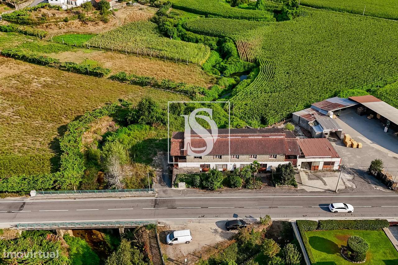 Moradia T4 c/ 376 m², jardim e riacho-35