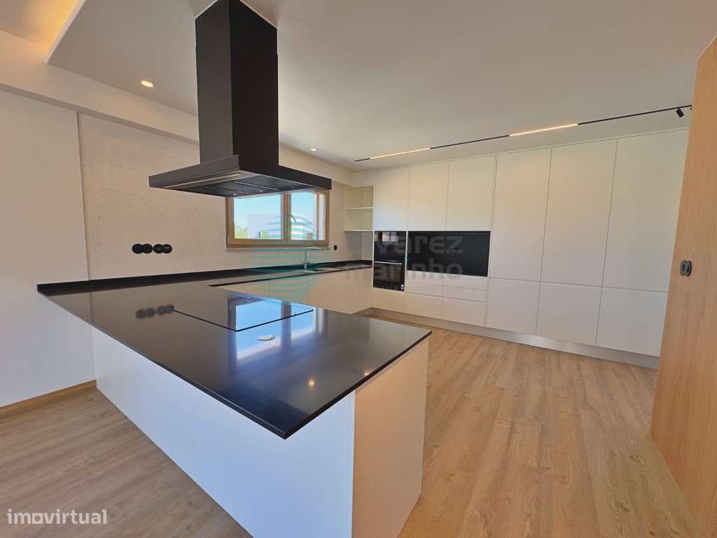 Moradia T4 Independente de Design Contemporâneo com Piscina e Garagem-4