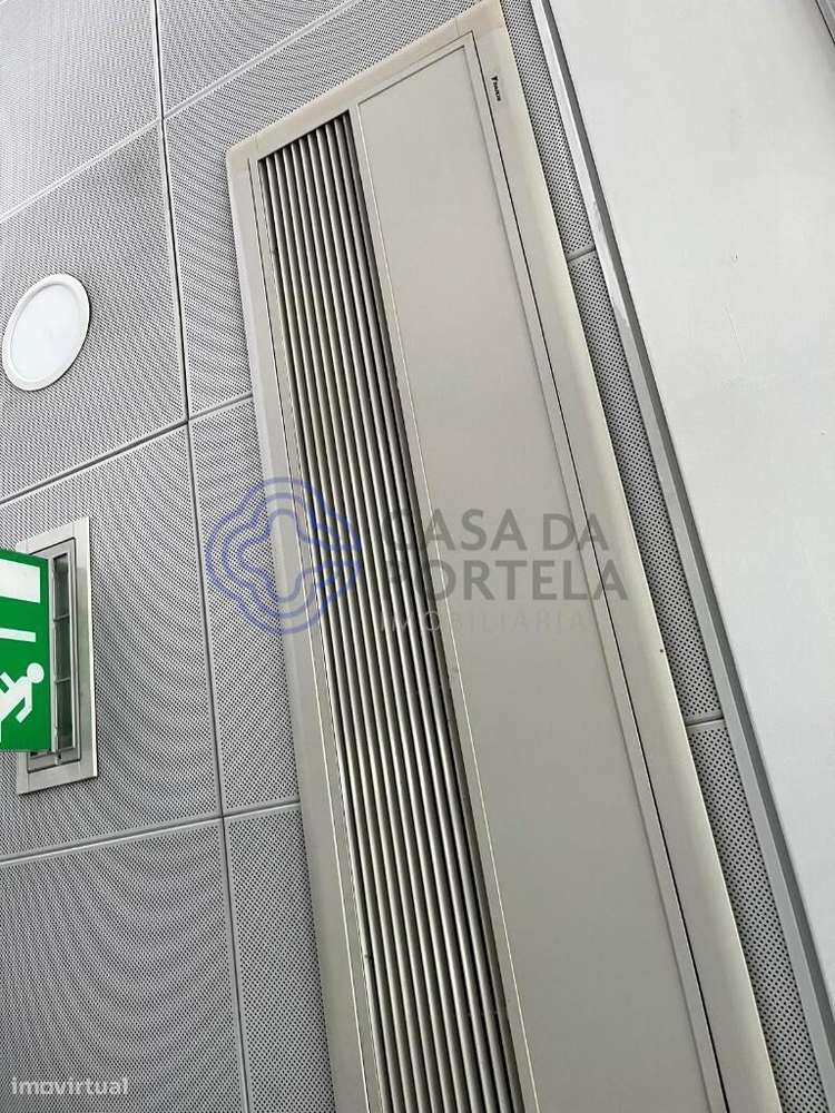 Bem localizada, podendo funcionar com Banco, Farmácia ou Restauração. - Grande imagem: 3/25