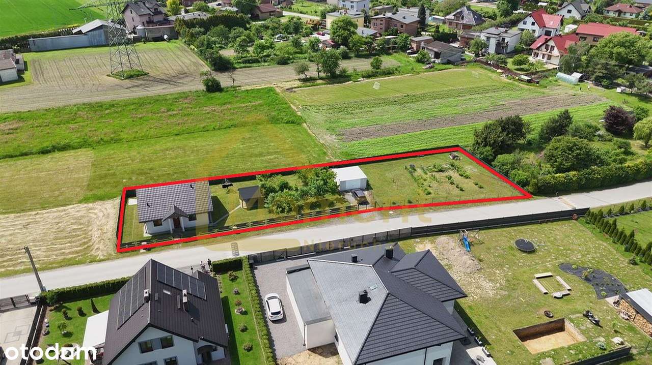 Ekonomiczny dom z garażem i pięknym ogrodem-5