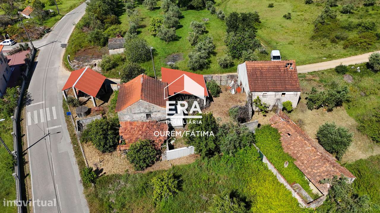 Moradia T2 com quintal localizada no Olival-19