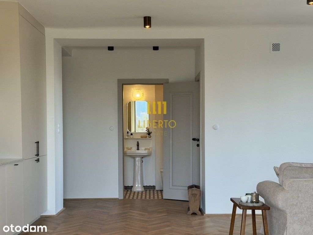 Zabytkowa kamienica - dwa balkony, widok, Ac-7