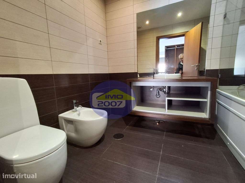 Excelente T3 com dois terraços, a Nascente e a Poente-13