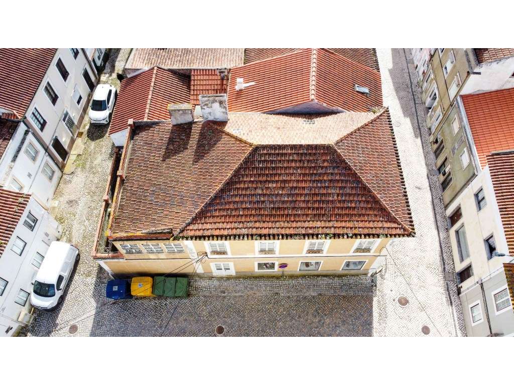 Prédio para renovar junto à praia de São Martinho do Porto - Grande imagem: 1/31