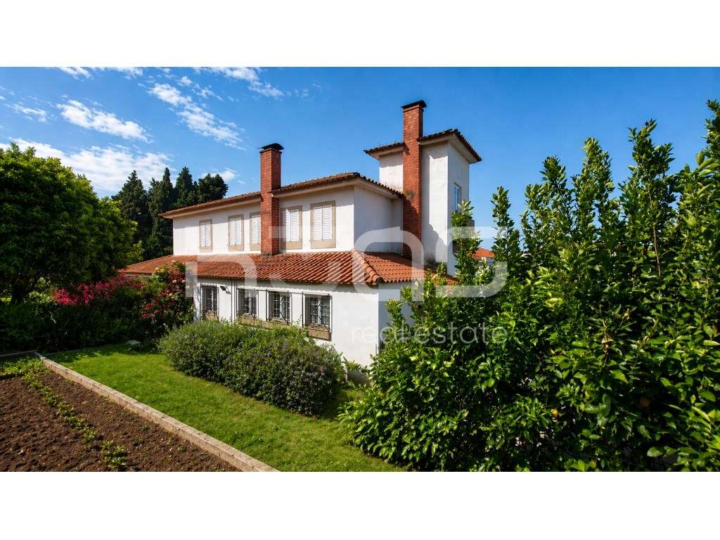 Moradia com Jardim de 2.700 m² em Braga - Charme, Privacidade e Pot...-0