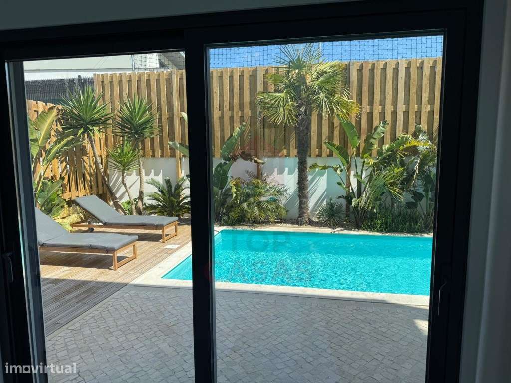 Moradia de arquitectura moderna com piscina privada-10