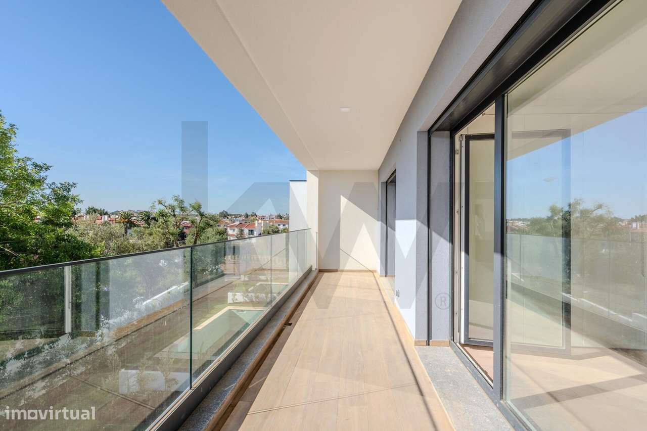 Moradia T4 (+1) em Condomínio Fechado em Cascais com jardim e piscina-21