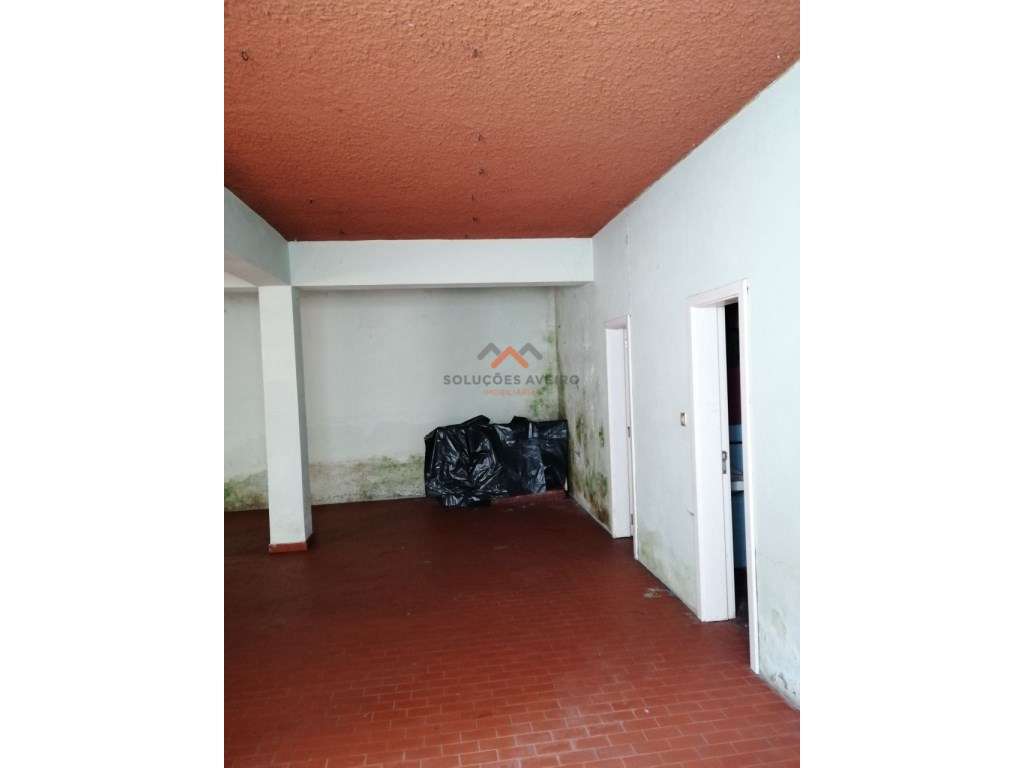 Moradia T4 com Espaço Comercial-4