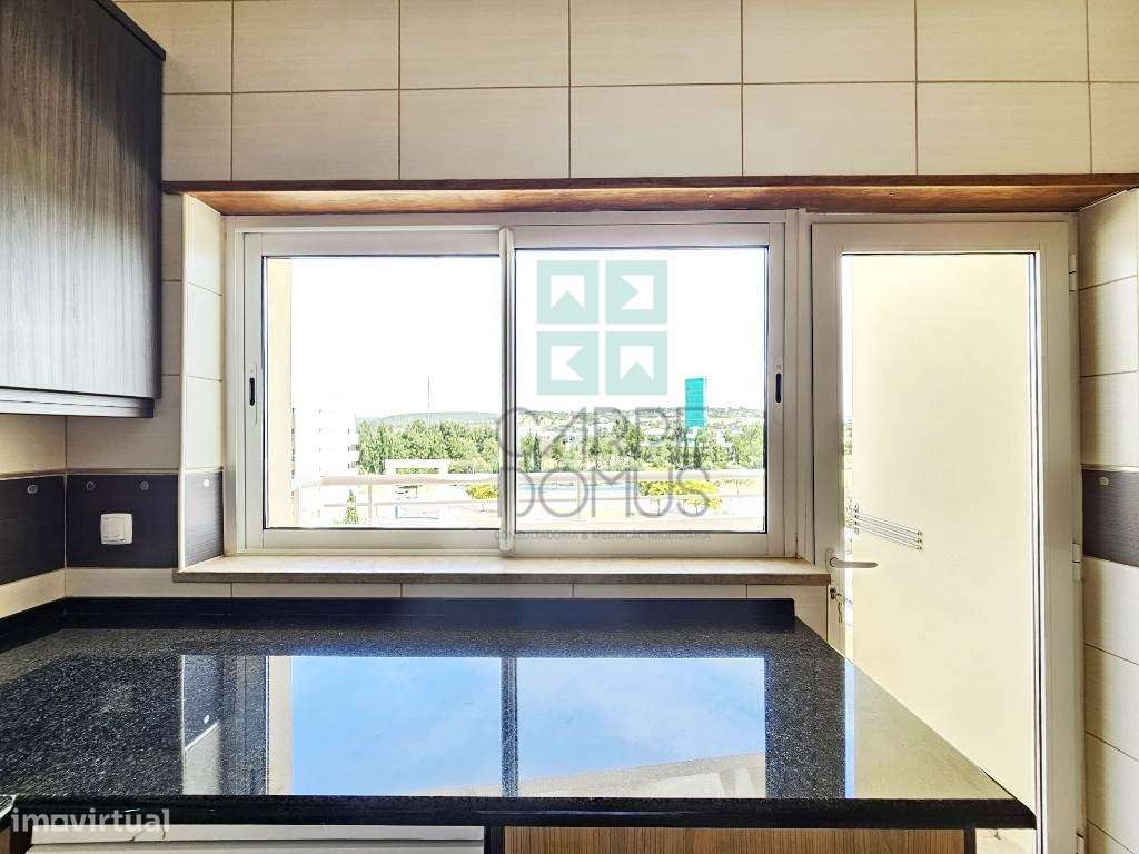 Espaçoso apartamento T3, com parqueamento, junto centro de Loulé, A...-10