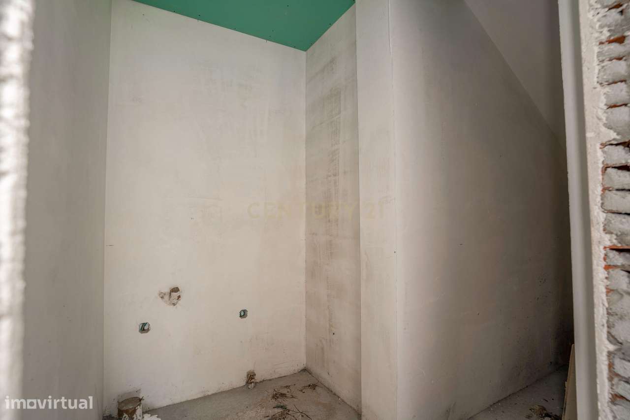 Moradia T3 com Piscina e Jardim em Salir do Porto-35