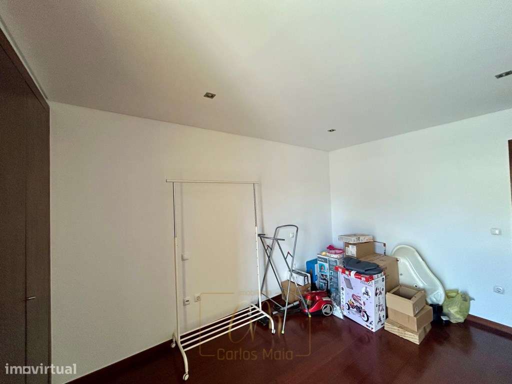 Moradia T4 com Garagem e Espaço ao Ar Livre no Coração da Cidade-13