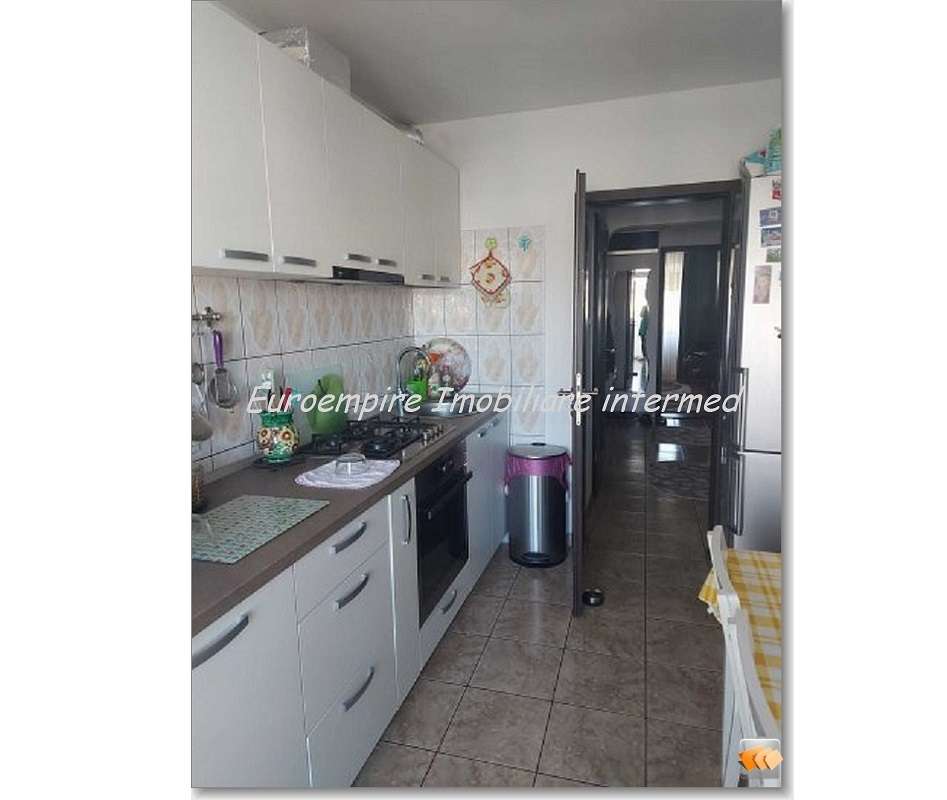 Apartament 3 camere decomandate zona Trocadero-0