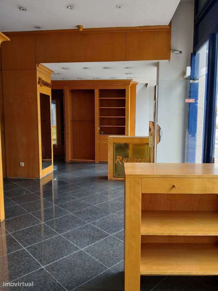 Loja junto ao metro da Praça da Galiza-Porto-5