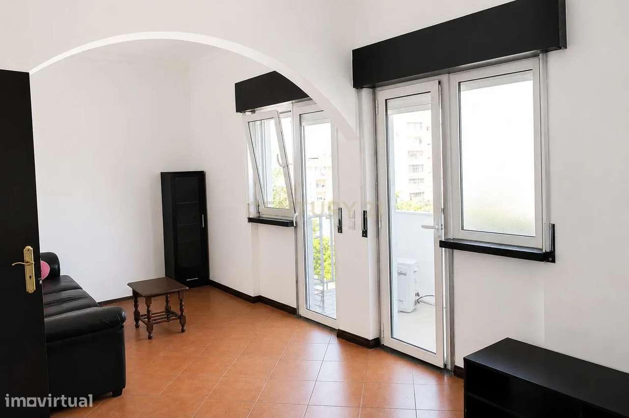 Apartamento T2 em Amora, Seixal - Oportunidade Única!-6