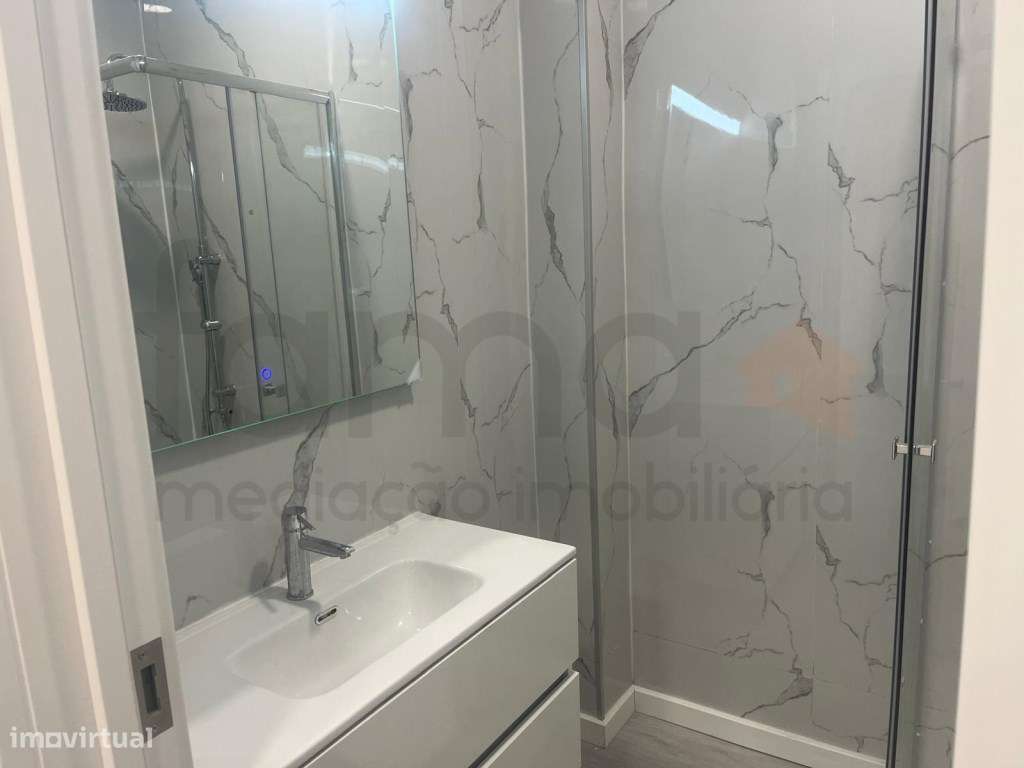Apartamento T1 Remodelado com Varanda e Elevador-16