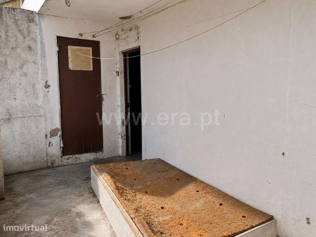 Apartamento T1+1 para reabilitação total no Sobral-8
