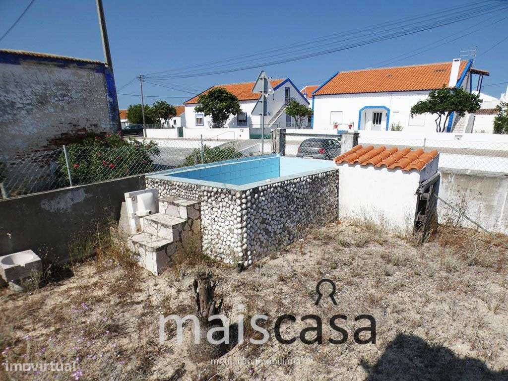 Moradia T2 com Quintal, Anexos e Garagem !-5