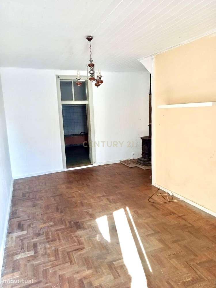 Moradia T2 no centro do Gradil, com logradouro e ruína. - Grande imagem: 4/17