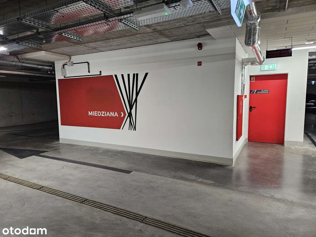 Wynajmę dwa miejsca postojowe wraz z boksem na jednoślad